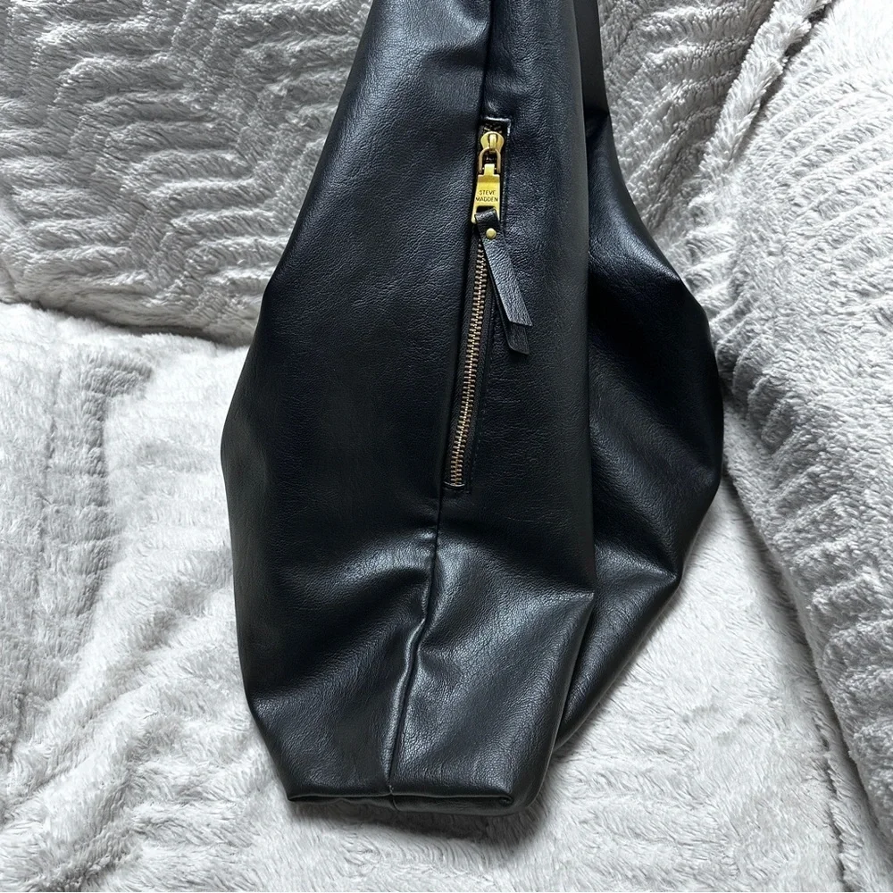 Steve Madden Black Vegan Hobo Purse, Excellent condition, Gold & Silver Hardware